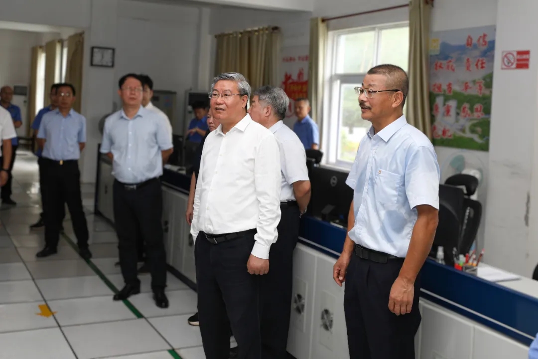 海南省政协主席李荣灿到918博天堂调研3_副本.jpg