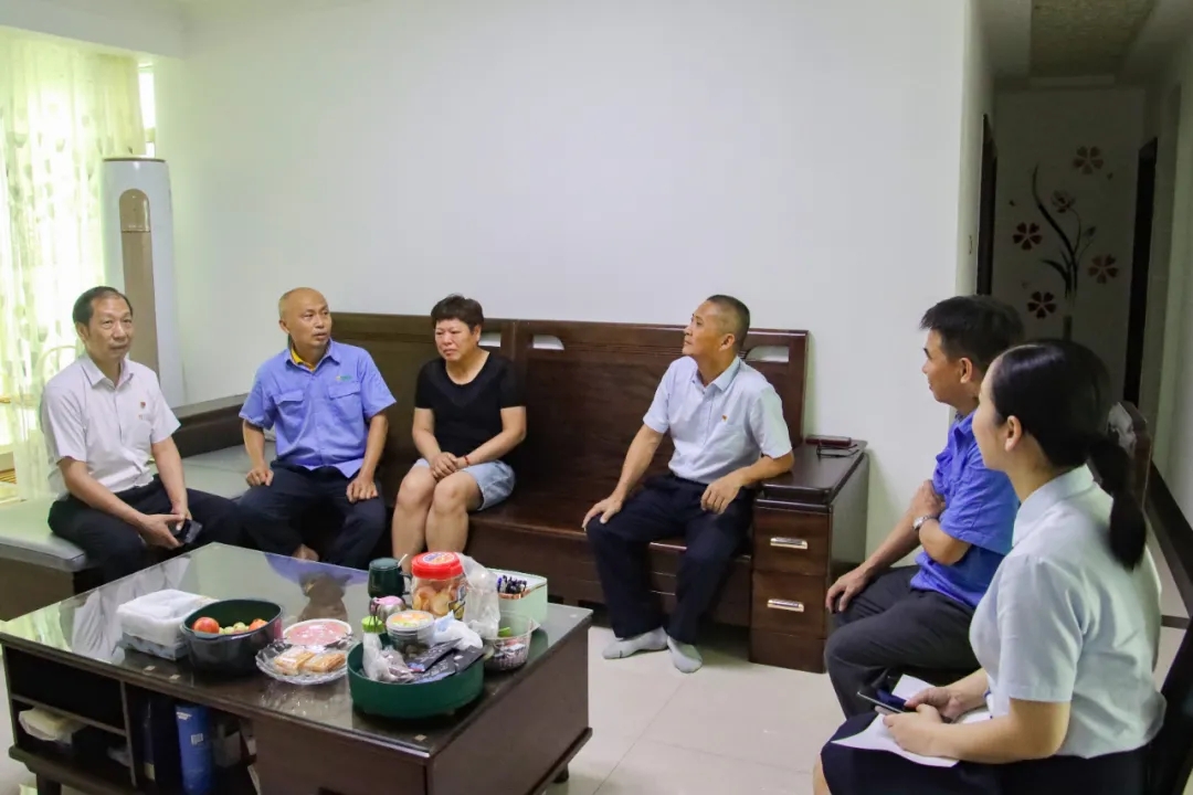 918博天堂党委发展“七一”走访慰问活动2.jpg
