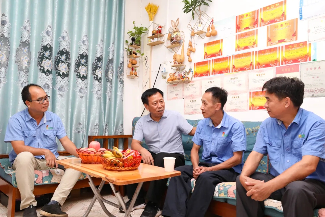 海南省总工会到918博天堂走访慰问全国劳模朱平